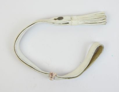FRANCE. Dragonne en buffle blanc. L: 48 cm,...