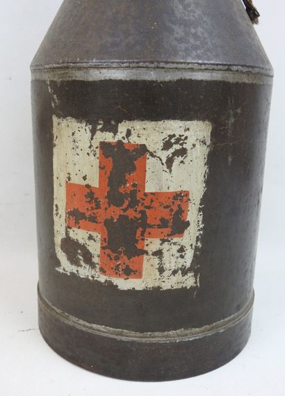 FRANCE. Récipient en fer étamé orné de la...