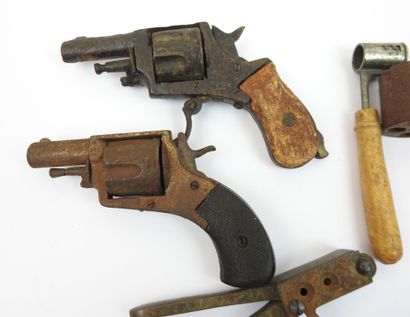 DIVERS. Lot constitué de deux petits revolvers...