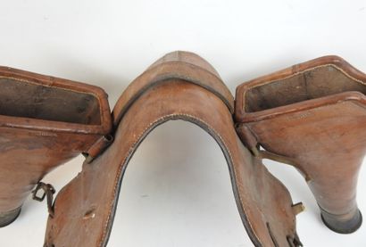 FRANCE. Paire de fontes à pistolet d'officier...