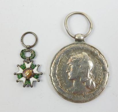 FRANCE. Médaille du Tonkin 1883-1885 en argent...