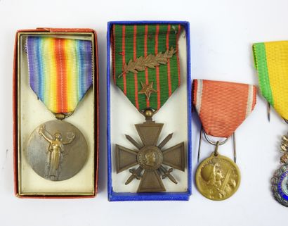 FRANCE. Suite de 5 médailles 14-18, croix...