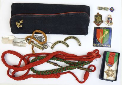 
FRANCE. Ensemble d'insignes et de coiffures...