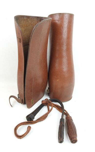FRANCE. Paire de leggins en cuir marron,...