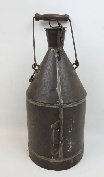 FRANCE. Récipient en fer étamé orné de la...