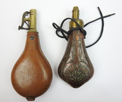 FRANCE. Poire à poudre en cuivre repoussé...