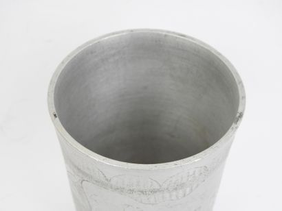 FRANCE. Gobelet en aluminium gravé 