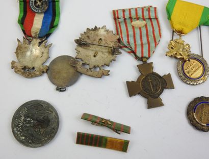 FRANCE. Croix de guerre 1914-17 et médaille...