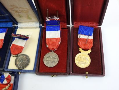 FRANCE. Lot de rubans, barrettes épingles...