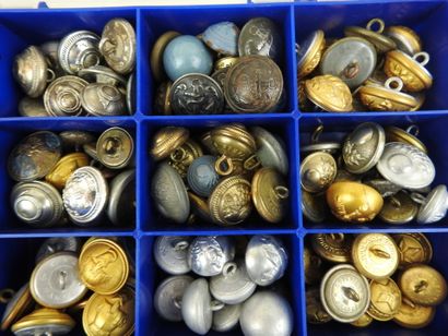 FRANCE. Lot de 165 boutons environ d'époque...