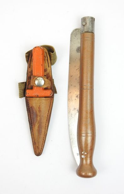 FRANCE. Couteau pliant à lame en dents de...
