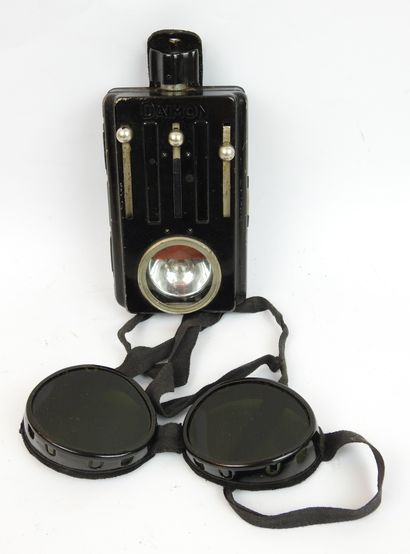 FRANCE. Lampe de poche en métal laqué noir,...