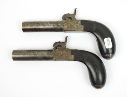 BELGIQUE. Paire de pistolets à coffre à percussion,...