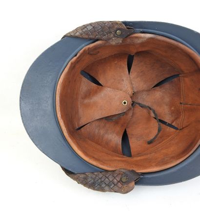 FRANCE. Casque Adrian modèle 1915 en acier...