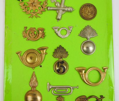 FRANCE. Planche d'insignes métalliques, cors...