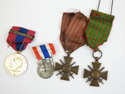 FRANCE. Lot de 4 médailles, croix de guerre...