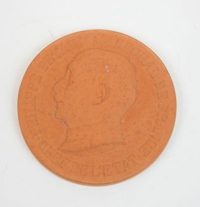 FRANCE. Médaillon en terre cuite figurant...