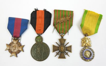 FRANCE. Ensemble de 4 décorations 14-18,...