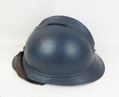 FRANCE. Casque Adrian modèle 1915 en acier...