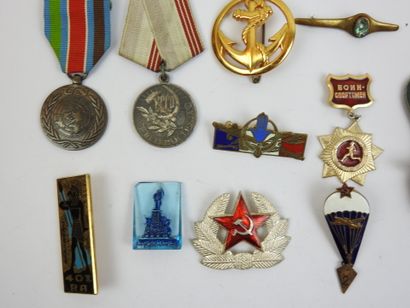 FRANCE. Lot de 12 insignes divers dont soviétiques....