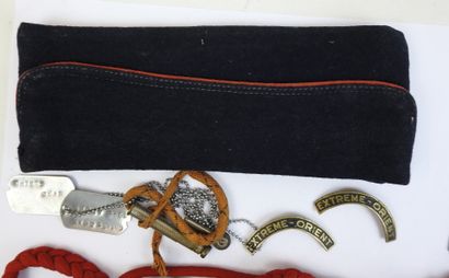 
FRANCE. Ensemble d'insignes et de coiffures...