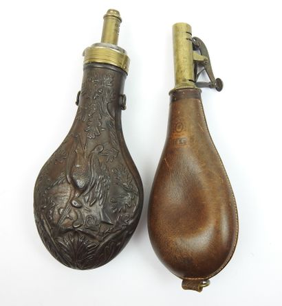 FRANCE. Poire à poudre en cuivre repoussé...