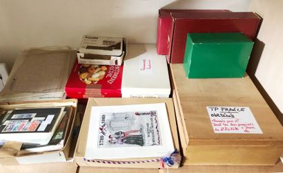 1 grand carton avec des boites remplies de...