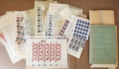 1 carton avec des centaines de timbres en...