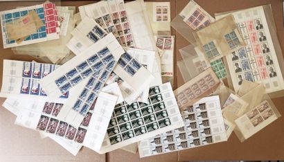 1 carton avec des centaines de timbres en...