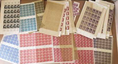 1 carton avec des centaines de timbres en...