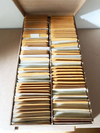 1 grand carton avec des boites remplies de...