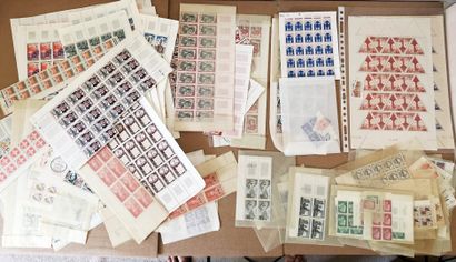 1 carton avec des centaines de timbres en...
