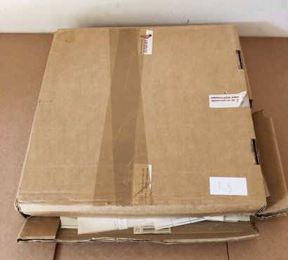 1 carton avec des centaines de timbres en...