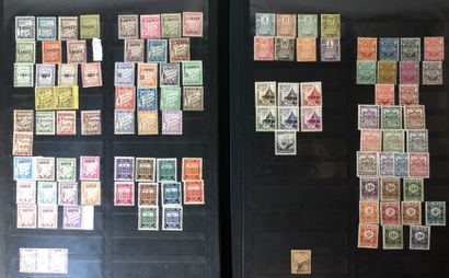 2 classeurs dont 1 Safe avec lettres de timbres...