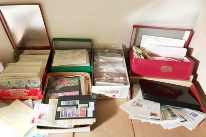 1 grand carton avec des boites remplies de...