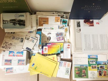1 carton moyen avec plusieurs centaines de...