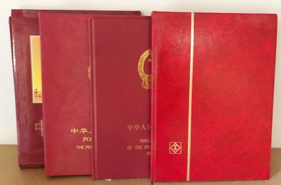 4 petits classeurs rouge de Chine dont 3...