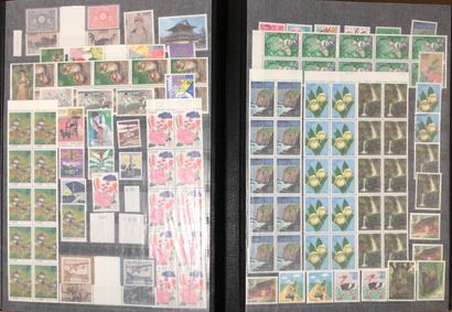 1 carton avec une collection du Japon très...