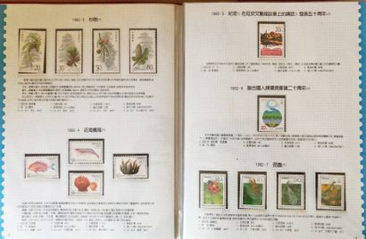 4 petits classeurs rouge de Chine dont 3...
