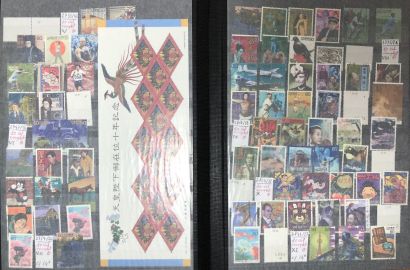 1 carton avec une collection du Japon très...