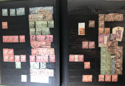 2 classeurs dont 1 Safe avec lettres de timbres...