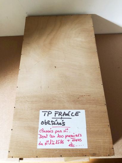 1 grand carton avec des boites remplies de...