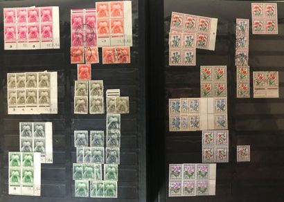 2 classeurs dont 1 Safe avec lettres de timbres...