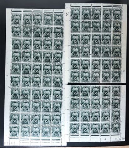 2 classeurs dont 1 Safe avec lettres de timbres...