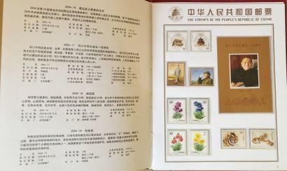 4 petits classeurs rouge de Chine dont 3...