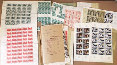 1 carton avec des centaines de timbres en...