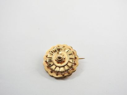 Circular brooch yellow gold. Joint a chain...
