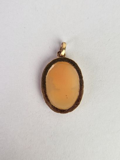 Pendant in 18K yellow gold (750°/°°) centered...