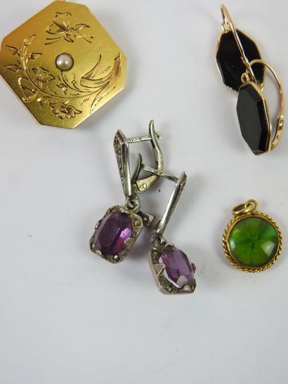 Lot: pair of gold and amethyst earrings,...