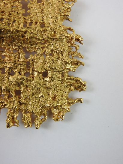 Large Brutalist brooch in gilded metal. 7.5...